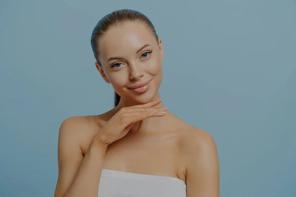 Mujer Joven Europea Agradable Envuelta Toalla Tocando Piel Facial Hidratada — Foto de Stock