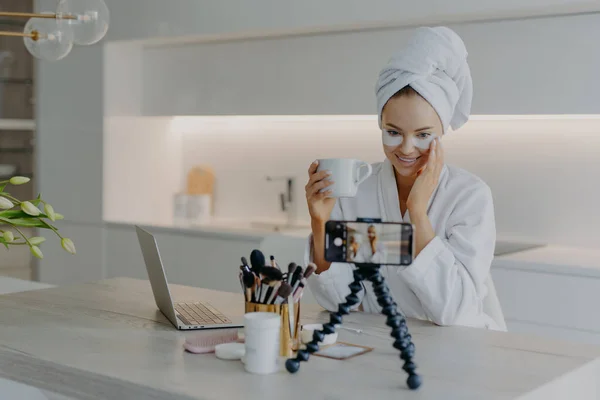 Woman Beauty Blogger Shoots Cosmetic Vlog Looks Camera Smartphone Talks — Stock Photo, Image
