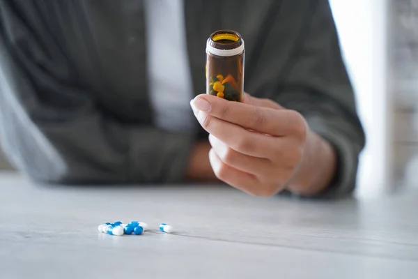 Primer Plano Las Píldoras Retención Femenina Botella Pensando Tomar Tabletas — Foto de Stock