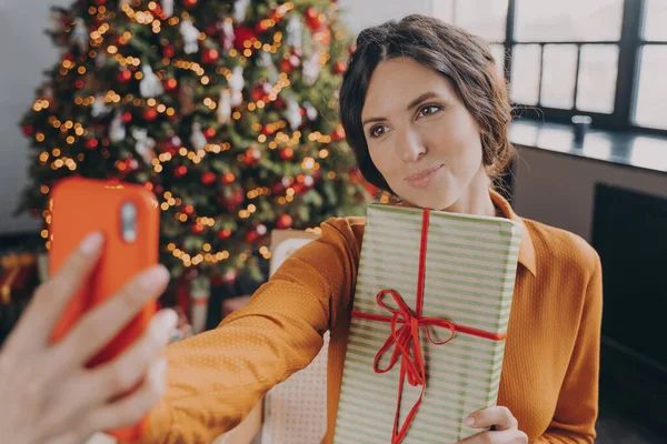 Ευτυχισμένη Γοητευτική Νεαρή Μελαχρινή Γυναίκα Που Παίρνει Selfie Χριστουγεννιάτικο Κουτί — Φωτογραφία Αρχείου