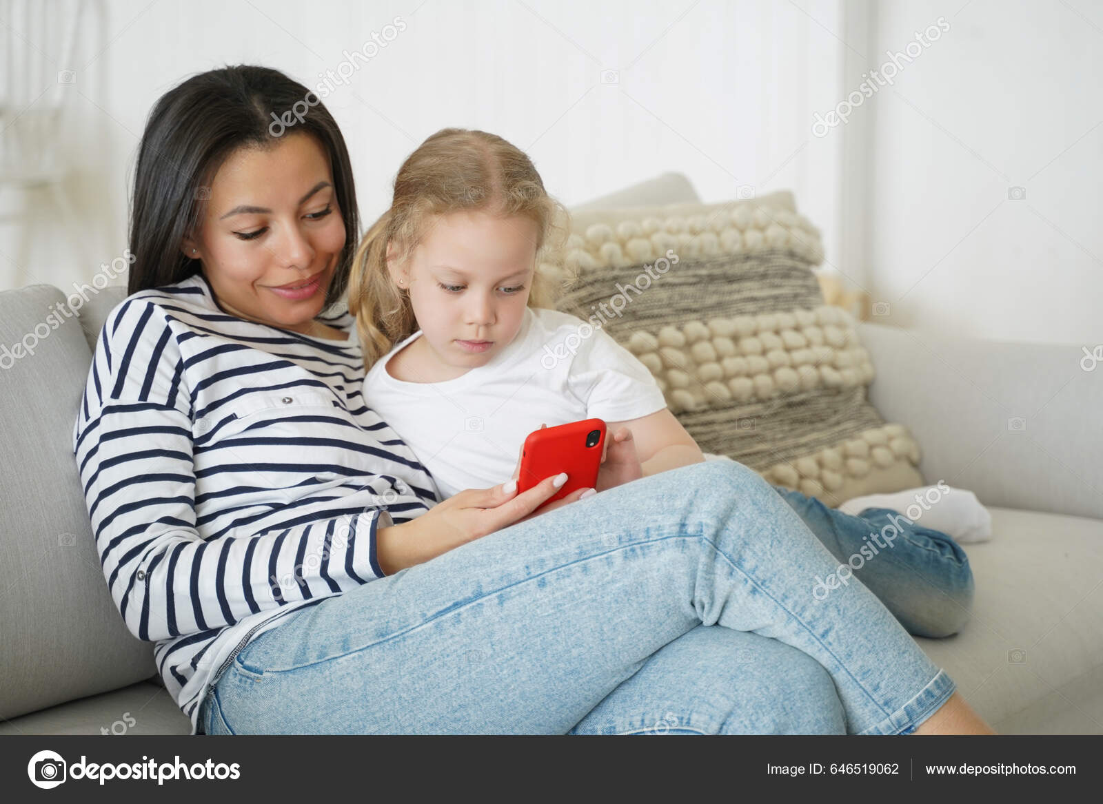 Mãe Menina Brincando Jogo Online Telefone Celular Sentado Sofá Mãe fotos,  imagens de © vk_studio #646519062