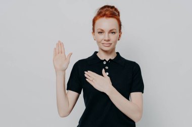 Sadece doğruyu söyleyeceğinize yemin edin. Stüdyo çekimlerinde siyah tişört giyen, söz veren, el ele küfreden gri stüdyo duvarına karşı duran ciddi kızıl saçlı kadın görülüyor. Vatanseverlik kavramı