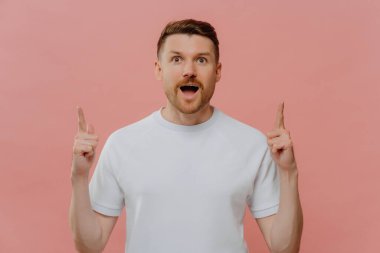 Bir fikrim var. Sorulara cevap alırken ya da pembe arka planda izole edilmiş bir şekilde çözümü bulunca beyaz tişörtlü, heyecanlı genç adam boş fotokopi alanını işaret ediyor.