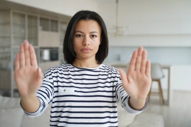 Kafkasyalı kadın elleriyle el kol hareketi yapmıyor, reddedildiğini gösteriyor. Kızlar avuçlarını kapatır. Uyarı ya da reddetme konsepti, reddetme ve reddetme. Evde negatif duygular var. İstismarı ve aile içi şiddeti durdurun.