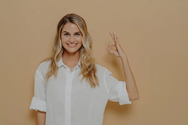 Vacker Ung Blond Kvinna Bär Casual Vit Skjorta Ler Positivt — Stockfoto