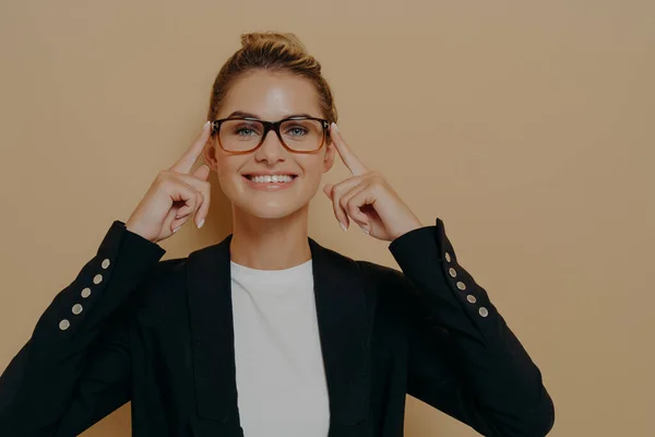 Positiv Blond Kvinna Student Sätta Glasögon Och Hålla Dem Med — Stockfoto