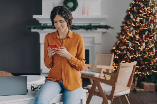 크리스마스 휴일에 집에서 일하는 매력적 이탈리아 사업가 스마트폰을 사용하는 프리랜서 — 스톡 사진