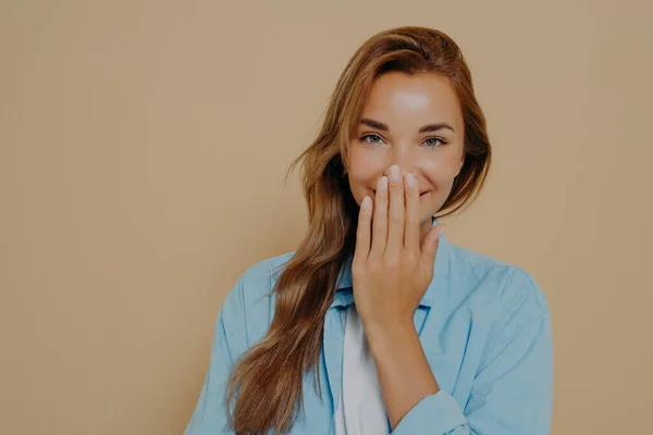 Attraktiv Blyg Ung Vacker Kvinna Gömmer Sin Mun Samtidigt Skrattar — Stockfoto
