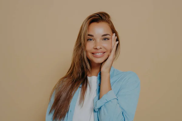 Close Retrato Mulher Feliz Positiva Tshirt Branca Camisa Azul Fundo — Fotografia de Stock