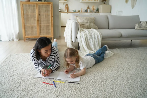 Mãe Menina Brincando Jogo Online Telefone Celular Sentado Sofá Mãe fotos,  imagens de © vk_studio #646519062