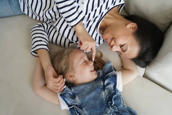 Tenderness Kid Young Mom Enjoying Morning Her Little Daughter Couch — 스톡 사진