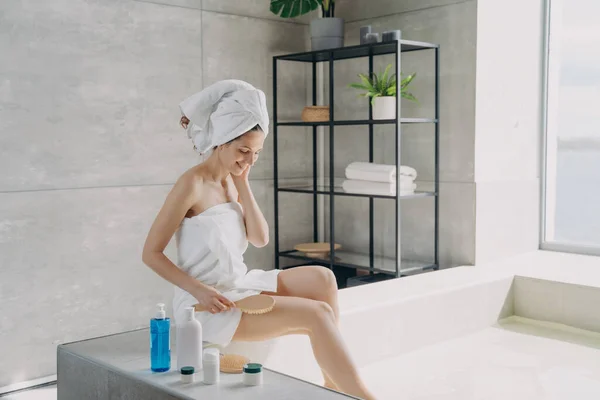 Beautiful Girl Sitting Bathtub Making Body Massage Brush European Lady — ストック写真