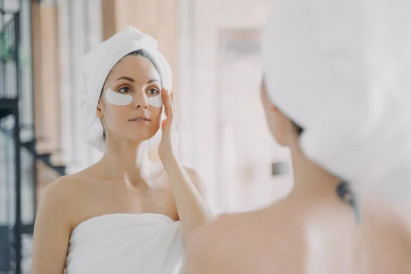 Mirror Reflection Girl Which Applies Wrinkle Eye Patches Doing Skincare — Stok Foto