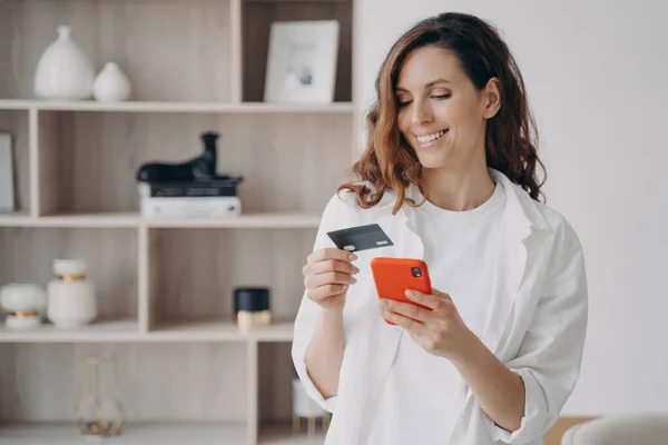 Easy Payment Smartphone Card Happy Caucasian Girl Going Buy Internet — 스톡 사진