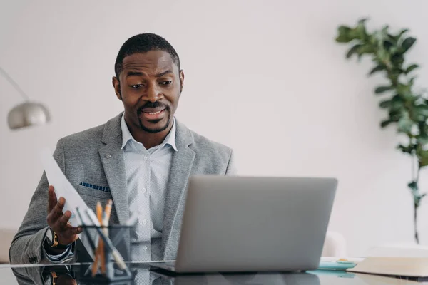 Perplexed African American Male Worker Looking Laptop Screen Received Dismissal — Fotografia de Stock