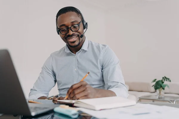 Afrykański Amerykanin Noszący Słuchawki Pracujący Zdalnie Komputerze Biurze Czarny Student — Zdjęcie stockowe