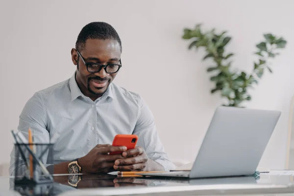 Happy Afro Businessman Glasses Texting Smartphone Freelancer Working Online Having — Zdjęcie stockowe