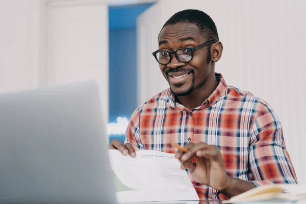 Забавный Африканский Американец Очках Работающий Ноутбуках Строит Глазки Понимая Сроки — стоковое фото