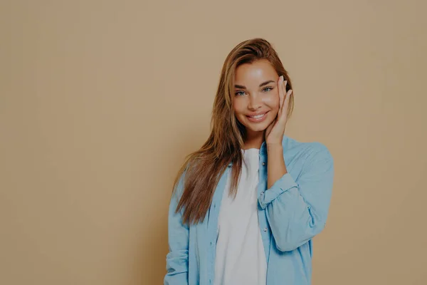Młoda Piękna Uśmiechnięta Biała Modelka Ubrana Luźną Białą Koszulę Niebieską — Zdjęcie stockowe