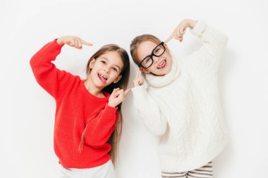 Halimize bak, aramız iyi mi! Sıcak örme kazak, küçük erkek çocuklarda mutlu olun Face ve komik ifadeler, beyaz arka plan üzerinde izole. Çocukluk ve dostluk kavramı.