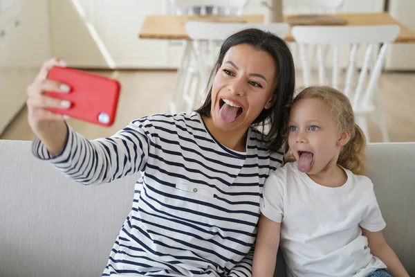 Sevecen Anne Çocuk Selfie Çekiyor Nsanlar Eğleniyor Oynuyor Dillerini Gösteriyor — Stok fotoğraf