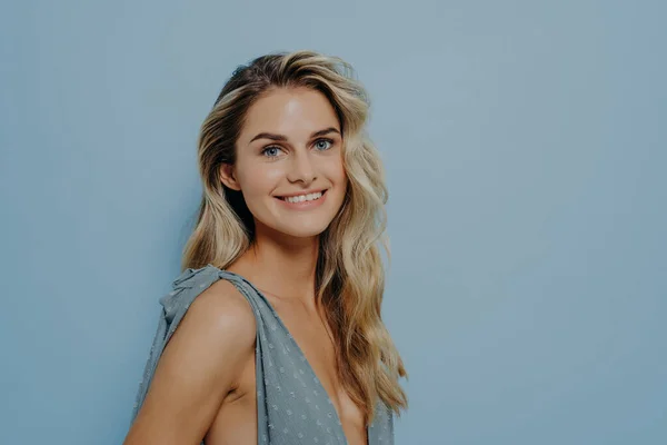 Portrett Lystig Smilende Blond Jente Kledd Blå Kjole Stående Sidelengs – stockfoto