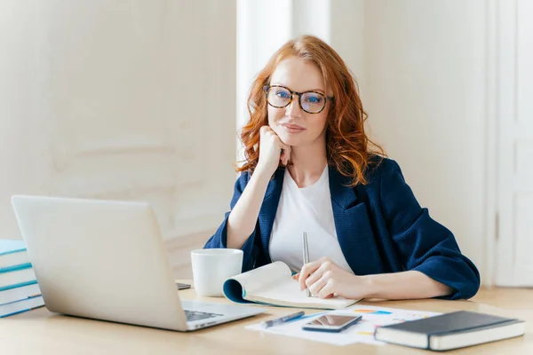 Redhead Curly Woman Office Worker Analyzes Data Makes Accounting Report — Stock Photo, Image