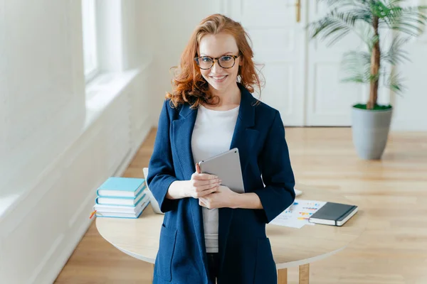Glad Bra Letar Kvinnliga Kontorist Åtnjuter Nätbanken Kontrollerar Balansen Touchpad — Stockfoto