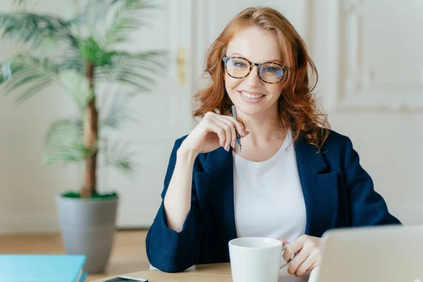 Young Successful Female Entrepreneur Prepares Report Startup Project Searches Information — Stock Photo, Image