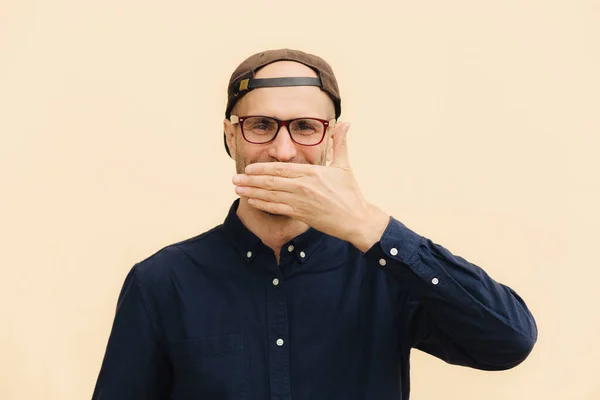 Θετικό Ανδρικό Μοντέλο Καλύπτει Στόμα Γέλια Αστείο Αστείο Φοράει Γυαλιά — Φωτογραφία Αρχείου