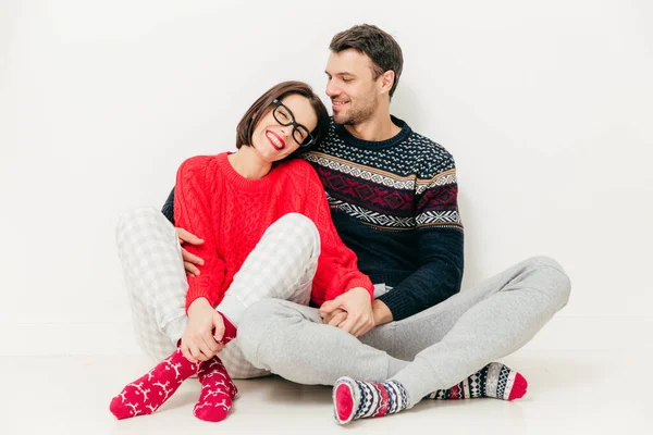 친구와 스웨터를 따뜻한 바닥에 가까이 긍정적인 분위기에서 날짜가 로맨틱 — 스톡 사진