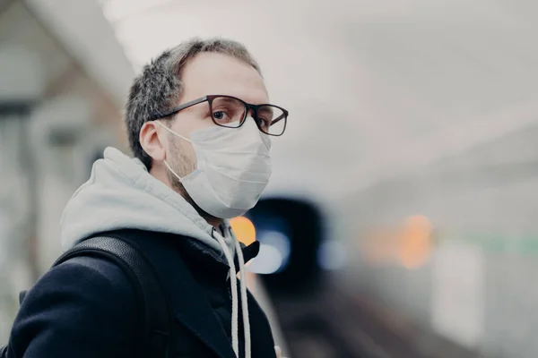 Hombre Serio Usa Máscara Médica Contra Enfermedades Transmisibles Viaja Metro — Foto de Stock