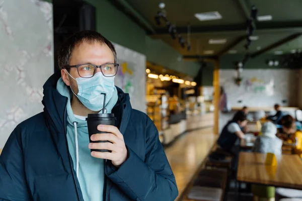 Indoor Shot Van Serieuze Doordachte Man Drinkt Afhaalkoffie Draagt Beschermende — Stockfoto