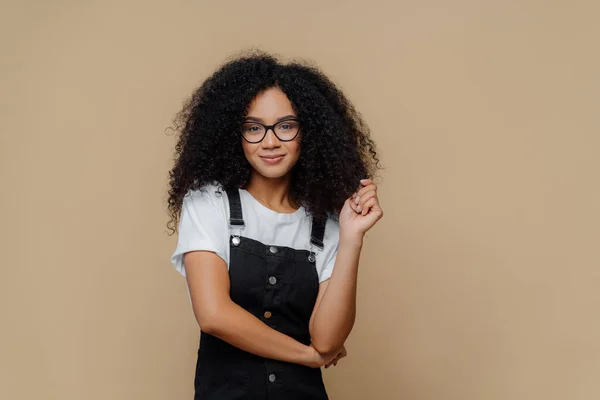 Plan Isolé Agréable Jeune Femme Afro Américaine Touche Les Cheveux — Photo