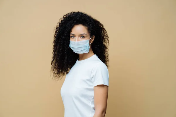 Tournage Latéral Femme Afro Américaine Porte Masque Protecteur Protège Contre — Photo