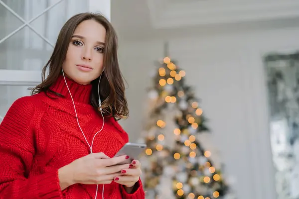 스웨터 이어폰 음악에 Surfes 네트워크와 장식된 크리스마스 — 스톡 사진