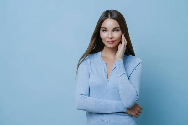 Güzel Bir Genç Kadının Portresi Nazikçe Yüzüne Dokunur Mavi Kazak — Stok fotoğraf