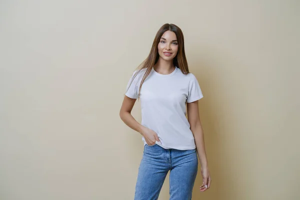 Studio Shot Mujer Bastante Delgada Mantiene Mano Bolsillo Lleva Camiseta — Foto de Stock