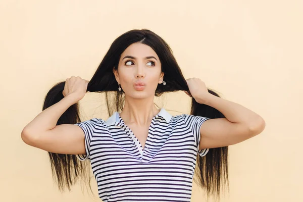 Студійний Знімок Прекрасної Молодої Жінки Леді Розділяє Довге Волосся Дві — стокове фото