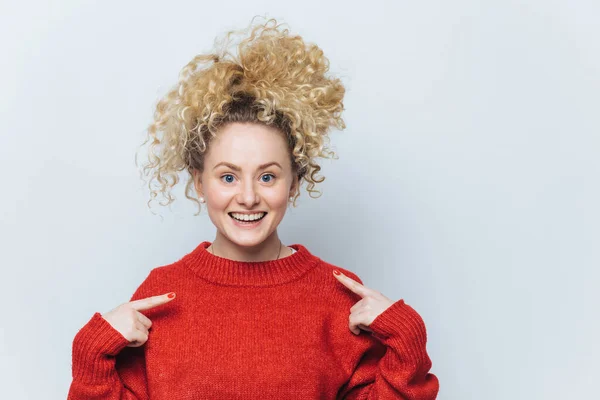 Mujer Feliz Adorable Con Expresión Alegre Lleva Suéter Rojo Suelto — Foto de Stock