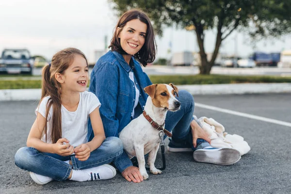 Família Conteúdo Mulher Com Menina Bonita Adorável Jack Russell Terrier — Fotografia de Stock