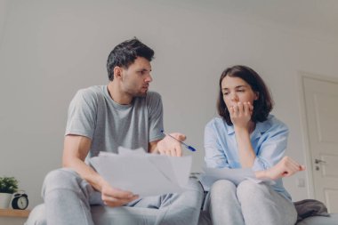 Stresli genç aile çift fotoğrafı çok borcu var, fincial rapor hazırlamak, onların iş gelecekteki gelişmekte, yeni satın alma planı, accountings yapmak, aktif bir şey tartışmak