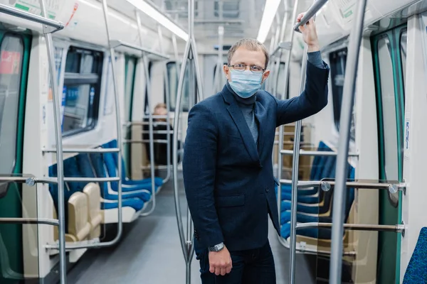 Crise Coronavírus 2020 Homem Viaja Para Trabalhar Subsolo Vazio Usa — Fotografia de Stock