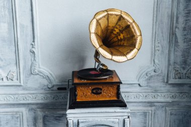 Eski ahşap duvar karşı eski plak çalar. Retro plaka ile antika gramofon hoş ses veya müzik üretir. Stereo sistemi. Devrim ve ses teknolojisi kavramı