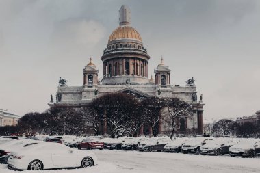 Saint Petersburg, Rusya 'daki Saint Isaac Katedrali. Kış boyunca tarihi anıtın ya da dönüm noktasının güzel manzarası. Yakında bir sürü araba var. Mimarlık binası.