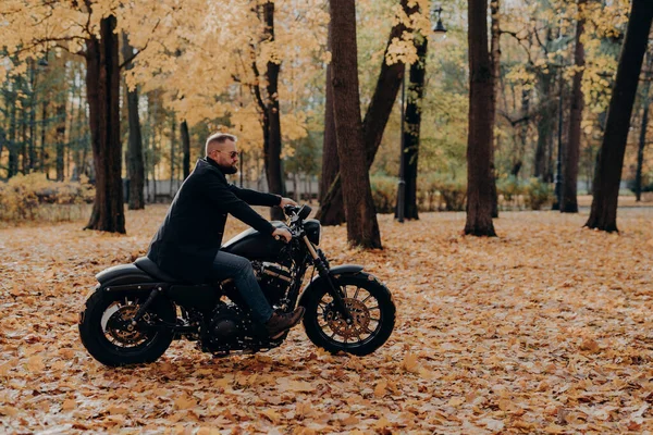 Zewnętrzny Obraz Męskiego Motocyklisty Pozuje Szybki Motocykl Nosi Odcienie Czarny — Zdjęcie stockowe