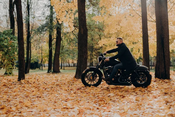 Przystojny Beztroski Brodaty Motocyklista Jeździ Szybko Motocyklu Nosi Odcienie Jeździ — Zdjęcie stockowe