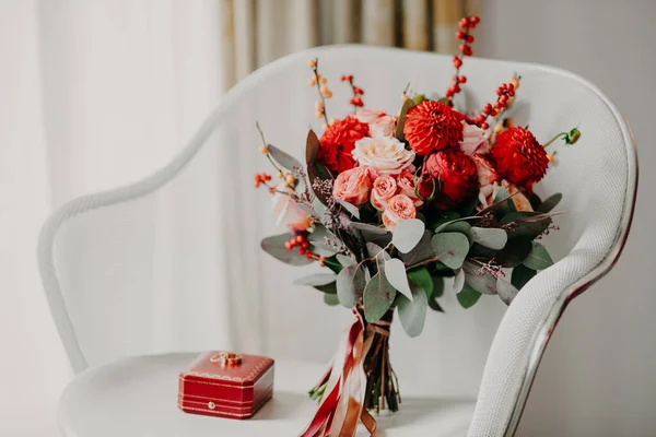 Indoor Shot Anelli Fidanzamento Bouquet Rose Sulla Poltrona Matrimonio Matrimonio — Foto Stock