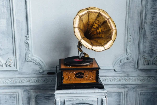 Old Record Player Ancient Wooden Wall Antique Gramophone Retro Plate — Stock Photo, Image