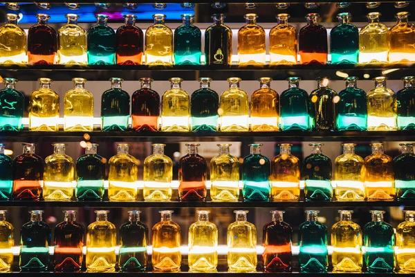 Різні Кольорові Скляні Пляшки Стоять Полицях Освітленням — стокове фото
